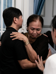 Lễ viếng diễn viên Đức Tiến tại Việt Nam: Nghệ sĩ có mặt từ sớm, mẹ ruột không cầm được nước mắt