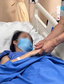 Nữ bác sĩ bị kính rơi vào người được xuất viện, bố nghẹn ngào động viên: "Giờ con nằm trên giường bệnh lại là lúc bố được nhìn thấy con nhiều nhất"