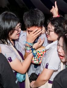 Học sinh Nguyễn Thị Minh Khai ôm nhau khóc nức nở trong lễ trưởng thành: Sau đêm nay, tất cả chỉ còn là kỷ niệm!