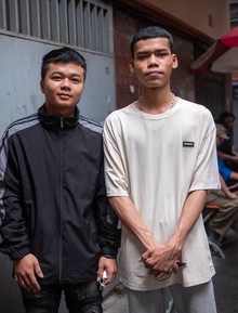 Hai "người hùng" trở về khu nhà trọ thắp hương cho những người xấu số trong vụ cháy ở Hà Nội