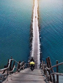 Cây cầu gỗ vượt sông dài nhất Việt Nam: Đi mãi không thấy bờ, ai cứng tay lái lắm mới dám chạy hết được!