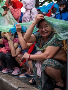 Không khí Điện Biên ngay lúc này: Trời đã đổ mưa nhưng bà con ai nấy đều phấn khởi chờ xem lễ duyệt binh chính thức