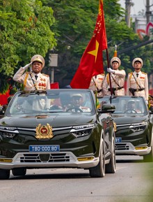 Những chiếc VinFast VF 8 mui trần đặc biệt dẫn đoàn tại Lễ diễu binh Chào mừng 70 năm chiến thắng lịch sử Điện Biên Phủ