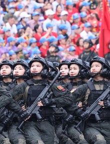 Những "bông hồng thép" tại lễ diễu hành kỷ niệm 70 năm chiến thắng Điện Biên Phủ khiến CĐM phải thốt lên: "Tự hào lắm các cô gái"