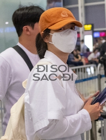 Hot: "Bắt gọn" Kim Yoo Jung tại sân bay Nội Bài trở về Hàn Quốc, mặc giản dị vẫn ghi điểm nhờ điều này