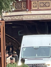 Hình ảnh cảnh sát khám xét và nhiều người đến “nghe ngóng” tại biệt phủ của bà chủ Mailisa