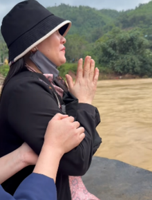 Tiếng khóc xé lòng của vợ tài xế bị lũ cuốn khiến ai nghe cũng nghẹn lại: "Anh ơi… về với mẹ con em"