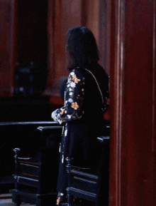 Mẹ Thuỳ Tiên ngồi lặng lẽ chờ phiên toà xét xử