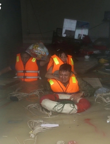 Lũ đã vượt mức lịch sử: Thắt lòng hàng nghìn lời kêu cứu vẫn liên tục xuất hiện