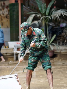 Nhà cửa ngập bùn, trường học tan hoang sau mưa lũ kinh hoàng: Gần 200 chiến sĩ giúp người dân Nha Trang ổn định cuộc sống