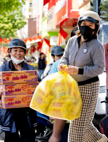 Hà Nội đồng lòng hướng về miền Trung: Hàng loạt điểm tập kết hàng cứu trợ mọc lên khắp nơi, từng gói quà kèm lời nhắn gửi trọn yêu thương
