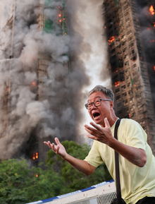 Câu chuyện xé lòng đằng sau bức ảnh người đàn ông tuyệt vọng gục ngã trước những toà nhà đang cháy ở Hong Kong