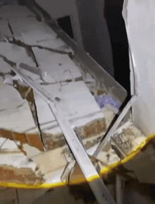 Bão số 13 quần thảo: Đã ghi nhận trường hợp tử vong; Nhà sập ngổn ngang, trần chung cư bị giật bung