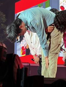 Đen Vâu buồn rầu, cúi gập người