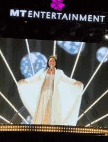 Vừa mở màn concert tại Mỹ Đình, Mỹ Tâm đã phải xin lỗi