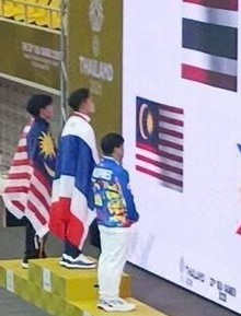 Độc lạ SEA Games: VĐV nhận huy chương mà như bị phạt "úp mặt vào tường", Quang Thuấn cũng gặp cảnh "trớ trêu"