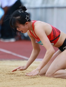 Cực xót khoảnh khắc VĐV Việt Nam chấn thương đau đớn vẫn cố giành HCĐ SEA Games, bật khóc vì nhớ con