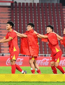 Độc lạ U22 Việt Nam: "Rồng rắn" như thiếu nhi lên bục vô địch, cầm HCV "chọi" vào đầu "test" hàng thật hay "fake"