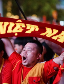 Cổ động viên đốt pháo hoa ăn mừng U22 Việt Nam gỡ hoà 2-2 U22 Thái Lan