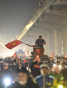 Việt Nam vô địch: Đường phố vui như Tết rồi nè!