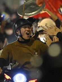 Việt Nam vô địch: Đường phố vui như Tết rồi nè!