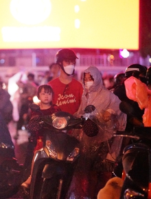 TP.HCM bất ngờ đổ mưa đêm Noel: Những khoảnh khắc trái ngược giữa phố