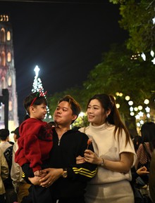 "Biển người" ùn ùn đổ về Nhà thờ Lớn Hà Nội và Nhà thờ Đức Bà TPHCM trong đêm Giáng sinh