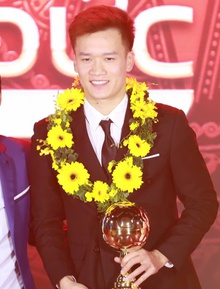 Hoàng Đức giành "cú đúp" giải thưởng tại Quả bóng Vàng 2025, hotboy Đình Bắc giành Quả bóng Bạc