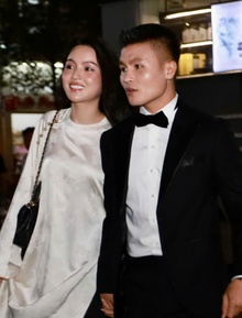 Quang Hải tay trong tay Chu Thanh Huyền, Hoàng Đức bảnh bao tại thảm đỏ Gala trao giải Quả bóng vàng Việt Nam 2025