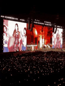 Xôn xao cảnh hàng chục nghìn người “tung đồng xu” tại concert Say Hi mùa 2, 1 Anh Trai hát live siêu nét