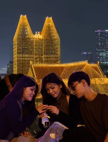 Nhà thờ Đức Bà quá "vuýp": Giới trẻ trải bạt chỉ để canh cảnh tượng 3 năm có 1 lần