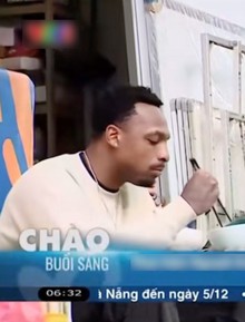 Khách Tây lên thời sự chỉ vì ngồi vỉa hè “đá” bát bánh đa cua