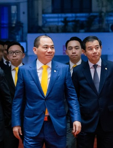 HOT: Gia đình tỷ phú Phạm Nhật Vượng vừa xuất hiện tại lễ trao giải VinFuture 2025, 1 chi tiết rất gây chú ý