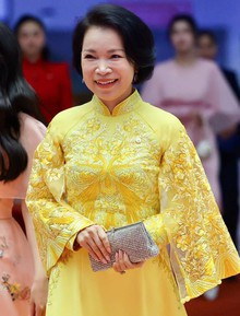 Phu nhân tỷ phú Phạm Nhật Vượng đẹp nhờ áo dài quá tinh tế, 1 chi tiết kết nối đến chồng và con trai