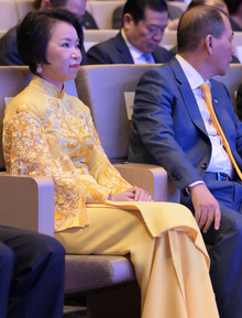 Phu nhân tỷ phú Phạm Nhật Vượng đẹp nhờ áo dài quá tinh tế, 1 chi tiết kết nối đến chồng và con trai