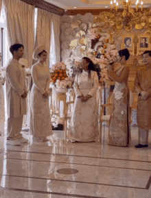 Tiên Nguyễn giật mình che mặt khi nghe mẹ tỷ phú dặn dò 4 chữ giữa lễ cưới