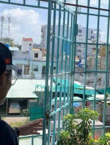 Sau vụ cháy khiến 8 người tử vong ở TPHCM: Cảnh sát đến tận chung cư vận động gỡ lồng sắt, tháo ‘chuồng cọp’