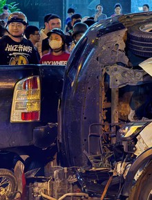 Hà Nội: Hiện trường kinh hoàng vụ ô tô tông liên hoàn 2 xe con và 5 xe máy khiến 1 người tử vong, nhiều người bị thương