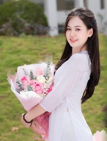 Đăng clip TikTok khoe điểm, thủ khoa xinh nhất kỳ thi tốt nghiệp THPT 2025 gây bão mạng với lượng view còn hơn cả KOL nổi tiếng