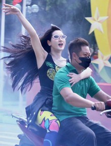 Danh tính và loạt ảnh đời thường của nữ chiến sĩ công an nhập vai “gơn phố” náo loạn Hồ Gươm