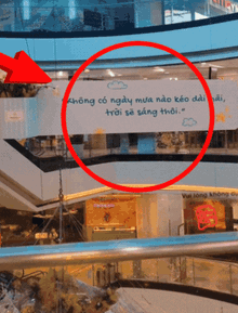 Dòng chữ lạ dán trên kính an toàn ở Vạn Hạnh Mall, ai lướt qua cũng đồng loạt đưa điện thoại lên