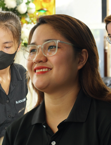 Khoảnh khắc ám ảnh của cô gái làm nghề tang lễ: Trang điểm cho học sinh lớp 6 và chiếc khăn quàng đỏ cuối cùng