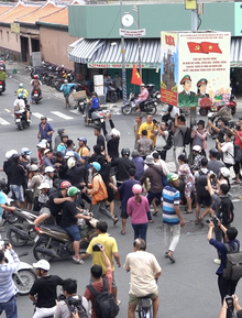 Cảnh tượng khó tin khi hàng trăm thanh niên vác vợt, gậy.... ùa ra giữa đường ở Chợ Lớn
