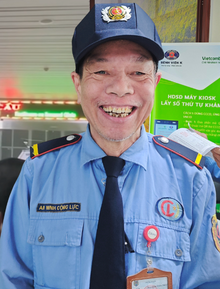 Gặp bác bảo vệ nổi đình đám sau clip hướng dẫn khám bệnh: 8 năm âm thầm của "người quản gia" đặc biệt nơi Bệnh viện K