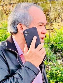 Thưởng nóng tiền tỷ cho cầu thủ nhưng bầu Đức đang dùng iPhone "đồ cổ" giá vài triệu