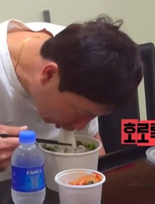 HLV Kim Sang-sik ăn sáng với Phở kèm kim chi