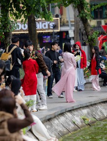Nàng thơ Hà Nội bất chấp trời 17 độ khởi động đường đua Tết, phong phanh áo dài thả dáng kín Hồ Gươm