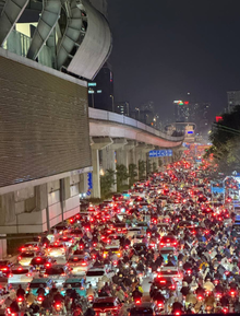 Giờ tan tầm ngày rét buốt: Hà Nội tắc cứng, các ứng dụng gọi xe gần như "tê liệt"