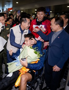 Thương Hiểu Minh U23 Việt Nam ngồi xe lăn về nước, bố mẹ thương con mắt rớm lệ