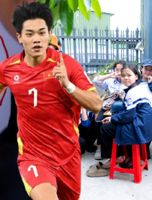 Ngay lúc này tại nhà Đình Bắc: Người hâm mộ vượt 30km đội nắng chờ đợi hàng giờ, quyết không về khi chưa gặp thần tượng